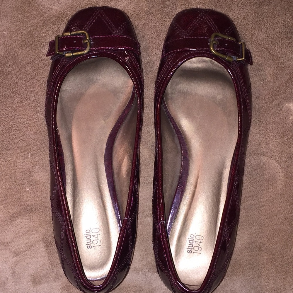 Studio 1940 Sz 8 wine quilted pattern patent flats